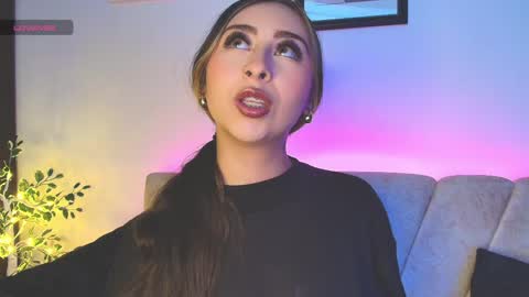cloe_martinezz_ online show from April 25, 2026, 5:10 am