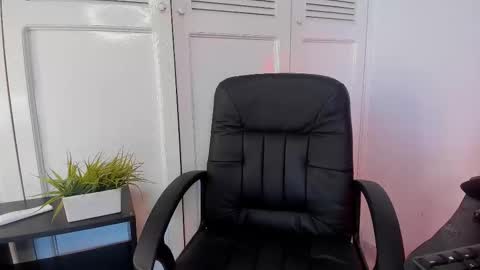 Cloe online show from October 7, 2025, 3:20 pm