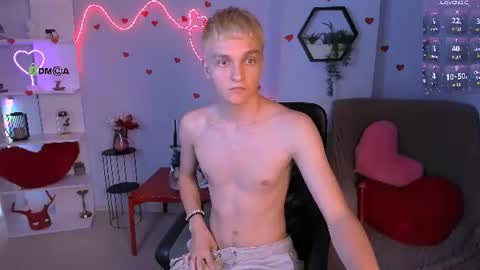 Snapshot of colin_storm chatting on June 19, 2026, 10:35 pm colin online show from June 19, 2026, 10:35 pm