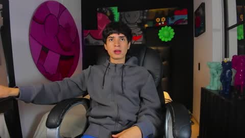 connor_stone_ online show from November 19, 2025, 7:47 pm