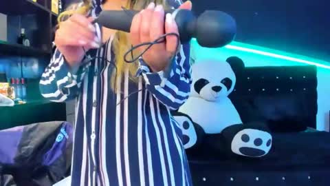 Coral  online show from February 21, 2025, 12:39 pm