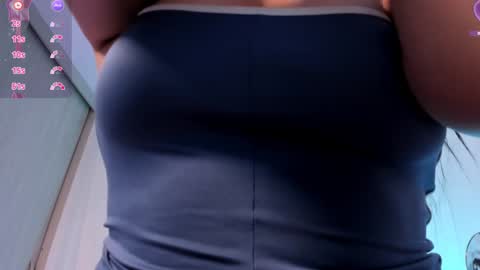 Coralinekam1 online show from January 15, 2025, 4:11 pm