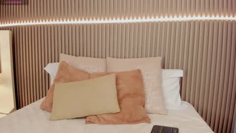 coralineross_ online show from February 14, 2025, 2:12 pm