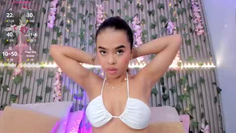 coralineross_ online show from November 10, 2025, 10:47 am