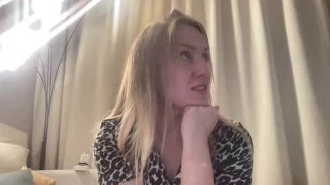 cosmo_blondiee online show from September 15, 2025, 3:12 pm