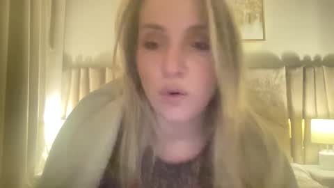 cosmo_blondiee online show from September 23, 2025, 7:06 pm