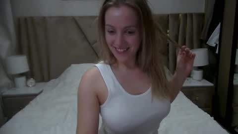 cosmo_blondiee online show from October 20, 2025, 10:16 am