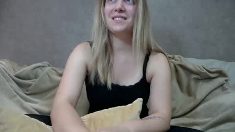 cosmo_blondiee online show from November 11, 2025, 11:32 am