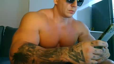 couplemuscle40 online show from September 23, 2025, 11:41 pm