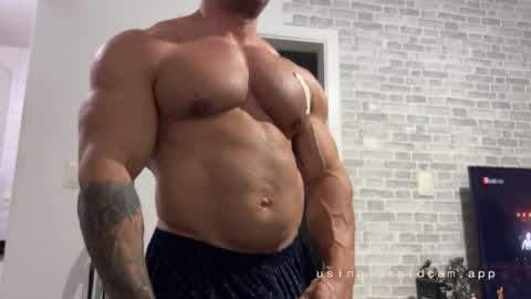 Snapshot of couplemuscle40 chatting on March 11, 2026, 1:22 am couplemuscle40 online show from March 11, 2026, 1:22 am