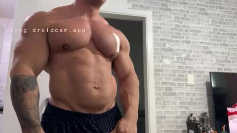 Snapshot of couplemuscle40 chatting on March 13, 2026, 1:07 pm couplemuscle40 online show from March 13, 2026, 1:07 pm