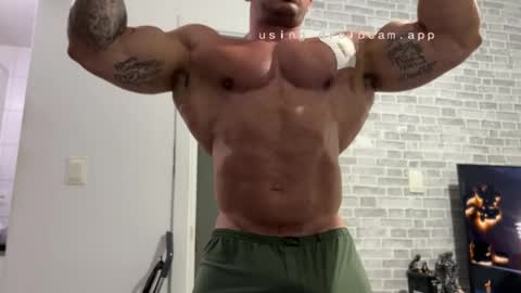 Snapshot of couplemuscle40 chatting on March 17, 2026, 6:00 pm couplemuscle40 online show from March 17, 2026, 6:00 pm