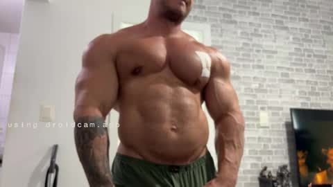 Snapshot of couplemuscle40 chatting on March 20, 2026, 6:02 pm couplemuscle40 online show from March 20, 2026, 6:02 pm