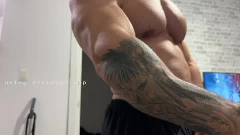 Snapshot of couplemuscle40 chatting on March 23, 2026, 10:25 pm couplemuscle40 online show from March 23, 2026, 10:25 pm