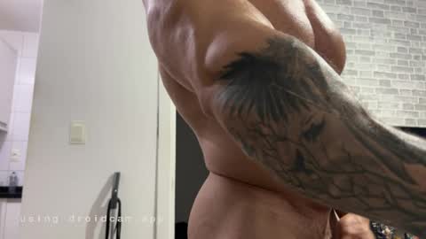 Snapshot of couplemuscle40 chatting on April 1, 2026, 1:17 am couplemuscle40 online show from April 1, 2026, 1:17 am
