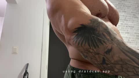 Snapshot of couplemuscle40 chatting on April 3, 2026, 2:42 am couplemuscle40 online show from April 3, 2026, 2:42 am