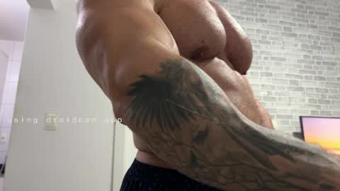Snapshot of couplemuscle40 chatting on April 7, 2026, 1:39 am couplemuscle40 online show from April 7, 2026, 1:39 am