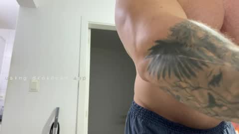 Snapshot of couplemuscle40 chatting on April 15, 2026, 11:49 pm couplemuscle40 online show from April 15, 2026, 11:49 pm
