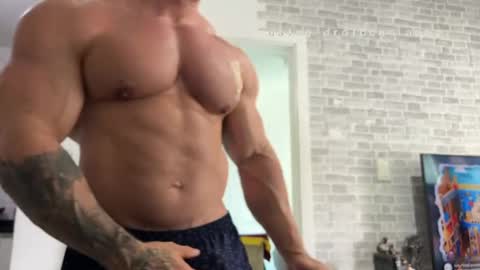 Snapshot of couplemuscle40 chatting on April 17, 2026, 4:43 pm couplemuscle40 online show from April 17, 2026, 4:43 pm