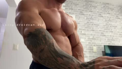 Snapshot of couplemuscle40 chatting on May 7, 2026, 11:26 am couplemuscle40 online show from May 7, 2026, 11:26 am