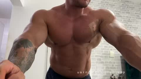 Snapshot of couplemuscle40 chatting on May 8, 2026, 2:55 pm couplemuscle40 online show from May 8, 2026, 2:55 pm