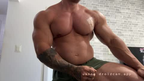 Snapshot of couplemuscle40 chatting on May 12, 2026, 2:25 pm couplemuscle40 online show from May 12, 2026, 2:25 pm