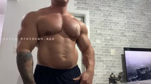 Snapshot of couplemuscle40 chatting on May 18, 2026, 7:09 pm couplemuscle40 online show from May 18, 2026, 7:09 pm