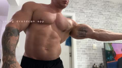 Snapshot of couplemuscle40 chatting on May 26, 2026, 4:47 pm couplemuscle40 online show from May 26, 2026, 4:47 pm