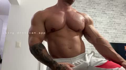 Snapshot of couplemuscle40 chatting on July 1, 2026, 3:01 pm couplemuscle40 online show from July 1, 2026, 3:01 pm