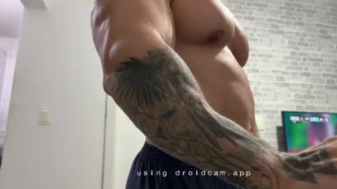 Snapshot of couplemuscle40 chatting on July 6, 2026, 1:46 am couplemuscle40 online show from July 6, 2026, 1:46 am