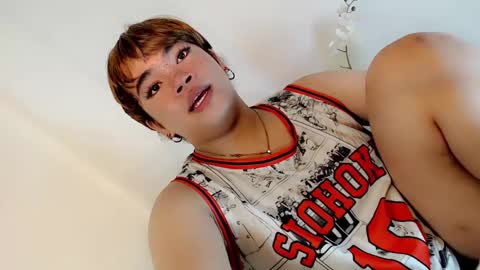 Hot Ayisha online show from February 4, 2025, 6:17 pm