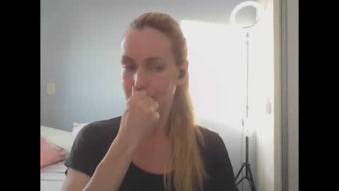 Anny online show from April 15, 2026, 7:58 pm