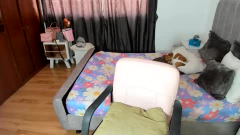 Snapshot of crazygirlsweet chatting on June 4, 2026, 2:56 pm LAURA online show from June 4, 2026, 2:56 pm