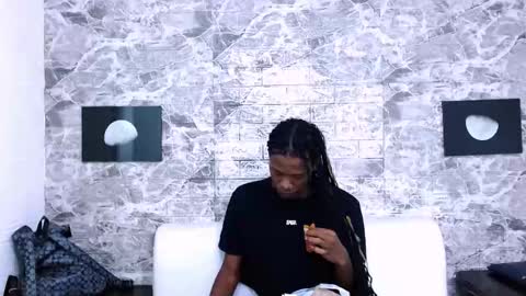 CriisBrown  online show from November 15, 2025, 11:18 am