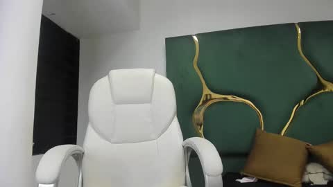 Criistaal   online show from February 3, 2025, 8:24 am