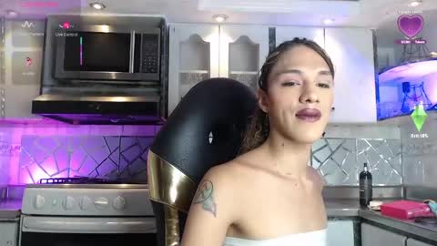 Snapshot of crisozzz chatting on May 1, 2026, 6:01 pm Cristina Onazis online show from May 1, 2026, 6:01 pm