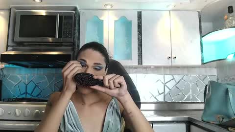 Snapshot of crisozzz chatting on May 28, 2026, 5:43 pm Cristina Onazis online show from May 28, 2026, 5:43 pm