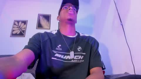 criss_zuri online show from April 21, 2026, 11:49 am