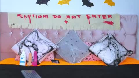 cristal_moon01 online show from October 13, 2025, 7:47 pm