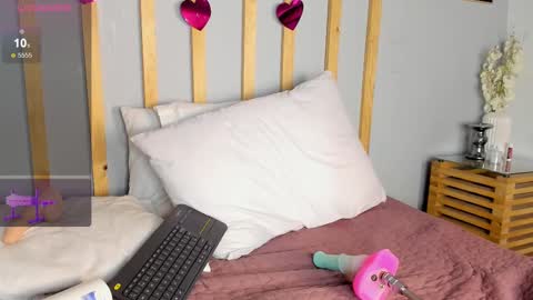 Cristal Cute  online show from February 22, 2025, 5:13 pm