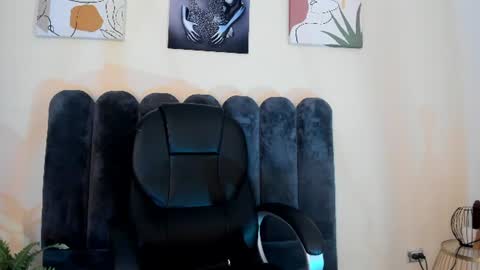 Snapshot of cristalfoxy_ chatting on June 11, 2026, 12:32 am cristalfoxy_ online show from June 11, 2026, 12:32 am
