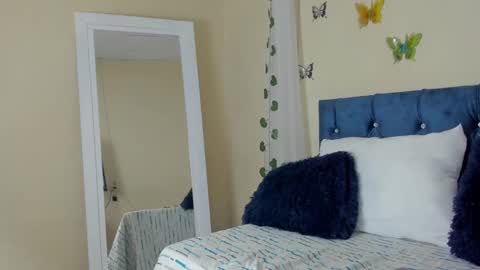 cristal walker online show from February 23, 2025, 1:42 pm