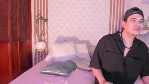 Cris  Pame online show from October 26, 2025, 9:37 am