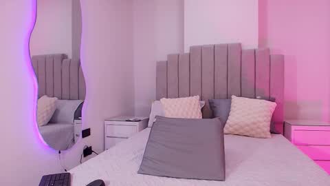 Cristina kros online show from December 4, 2025, 3:05 am