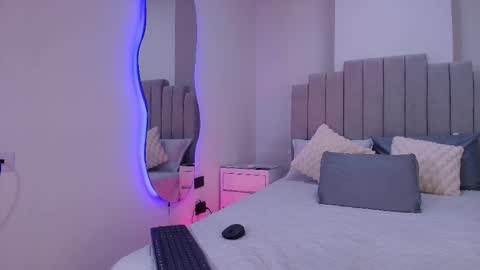 Cristina kros online show from December 5, 2025, 3:26 am