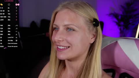 Snapshot of crystal_blond chatting on April 10, 2026, 8:35 pm Crystal online show from April 10, 2026, 8:35 pm