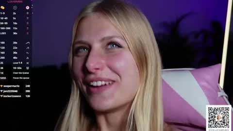 Snapshot of crystal_blond chatting on April 16, 2026, 9:39 pm Crystal online show from April 16, 2026, 9:39 pm