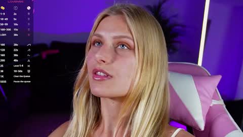Snapshot of crystal_blond chatting on April 20, 2026, 7:59 pm Crystal online show from April 20, 2026, 7:59 pm