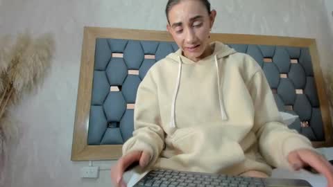 crystal_sm online show from October 6, 2025, 3:04 am