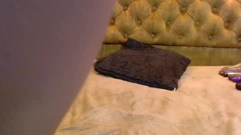 Crystal online show from February 19, 2025, 6:32 pm